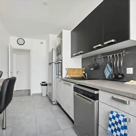Chic And Spacious Apart With Parking *
