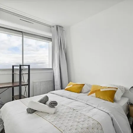 Chic And Spacious Apart With Parking